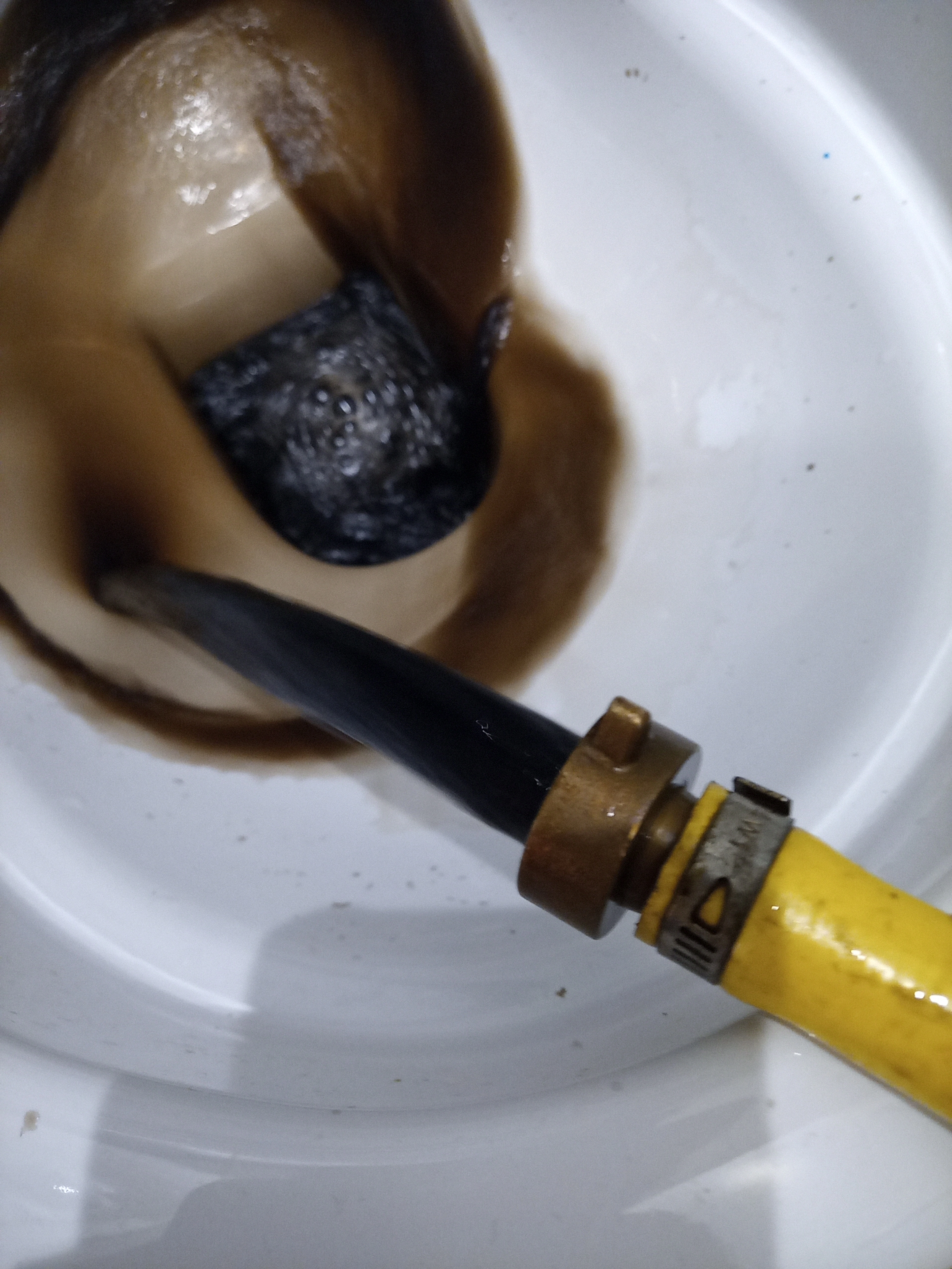 Boue noire évacuée lors du désembouage