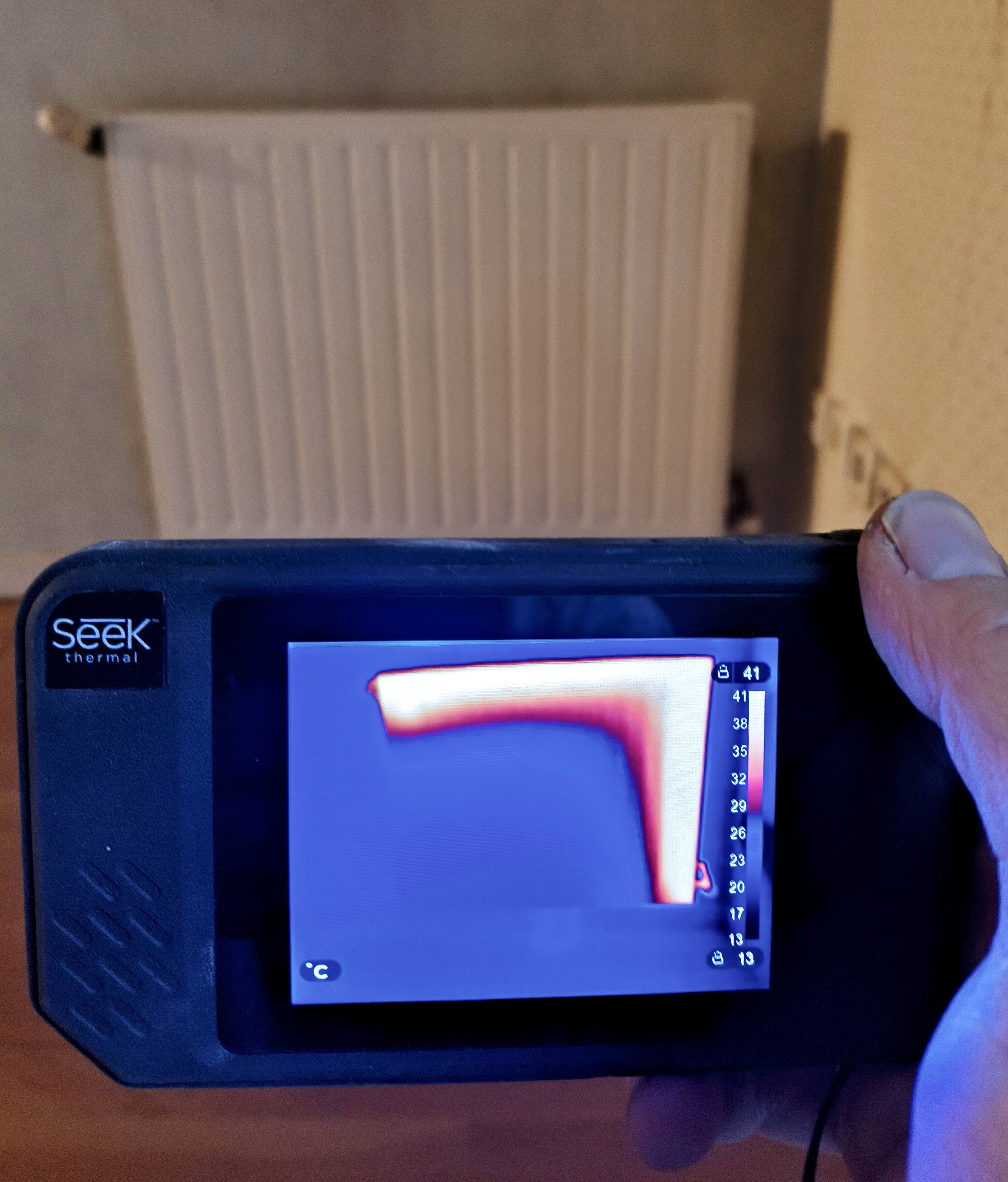 Caméra thermique montrant un radiateur emboué froid en bas