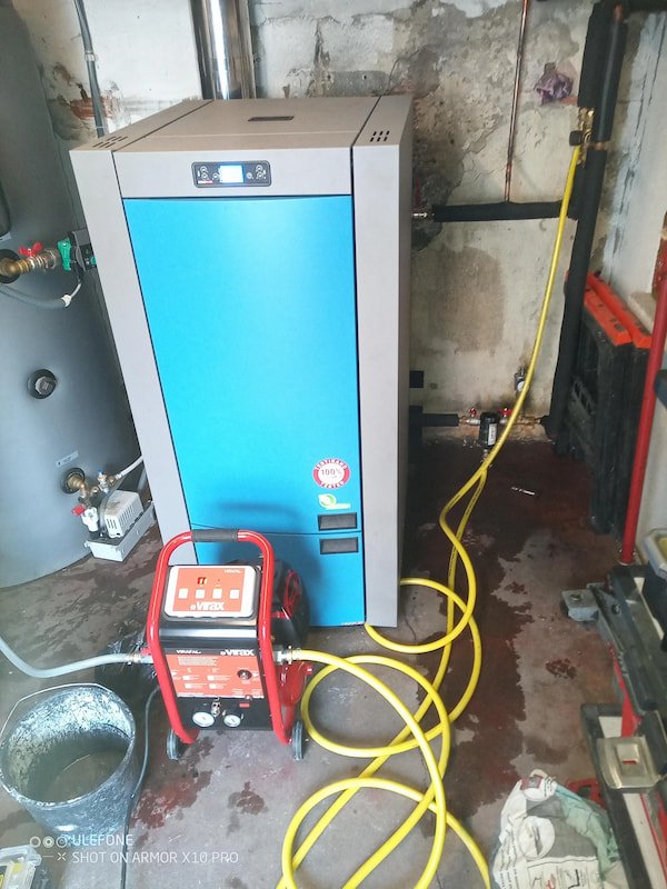 Machine de désembouage en fonctionnement