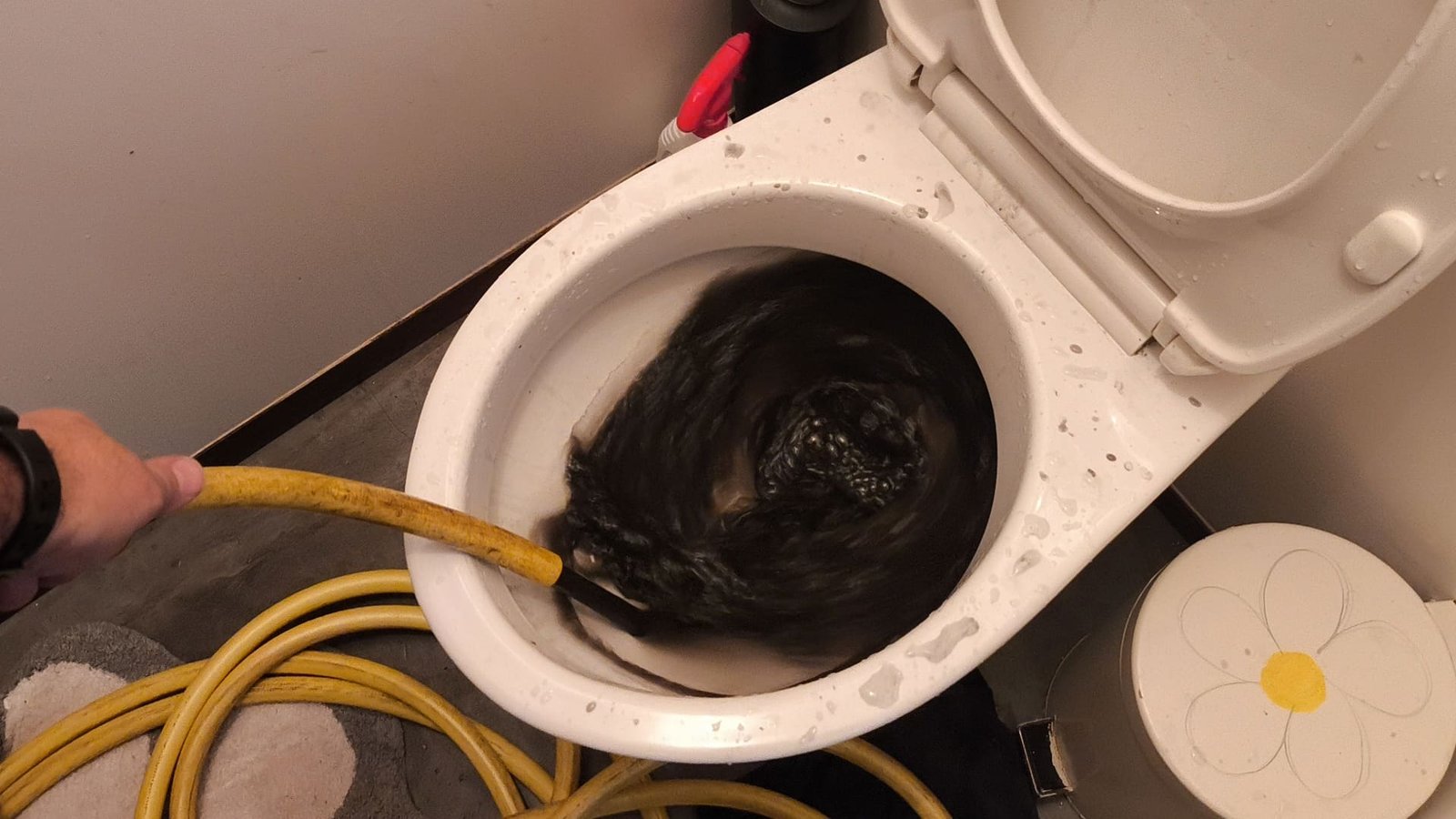 Eau de chauffage chargée de boues récupérée lors d’un désembouage de radiateurs