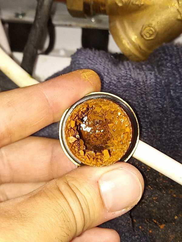 Filtre de chauffage complètement bouché par la boue