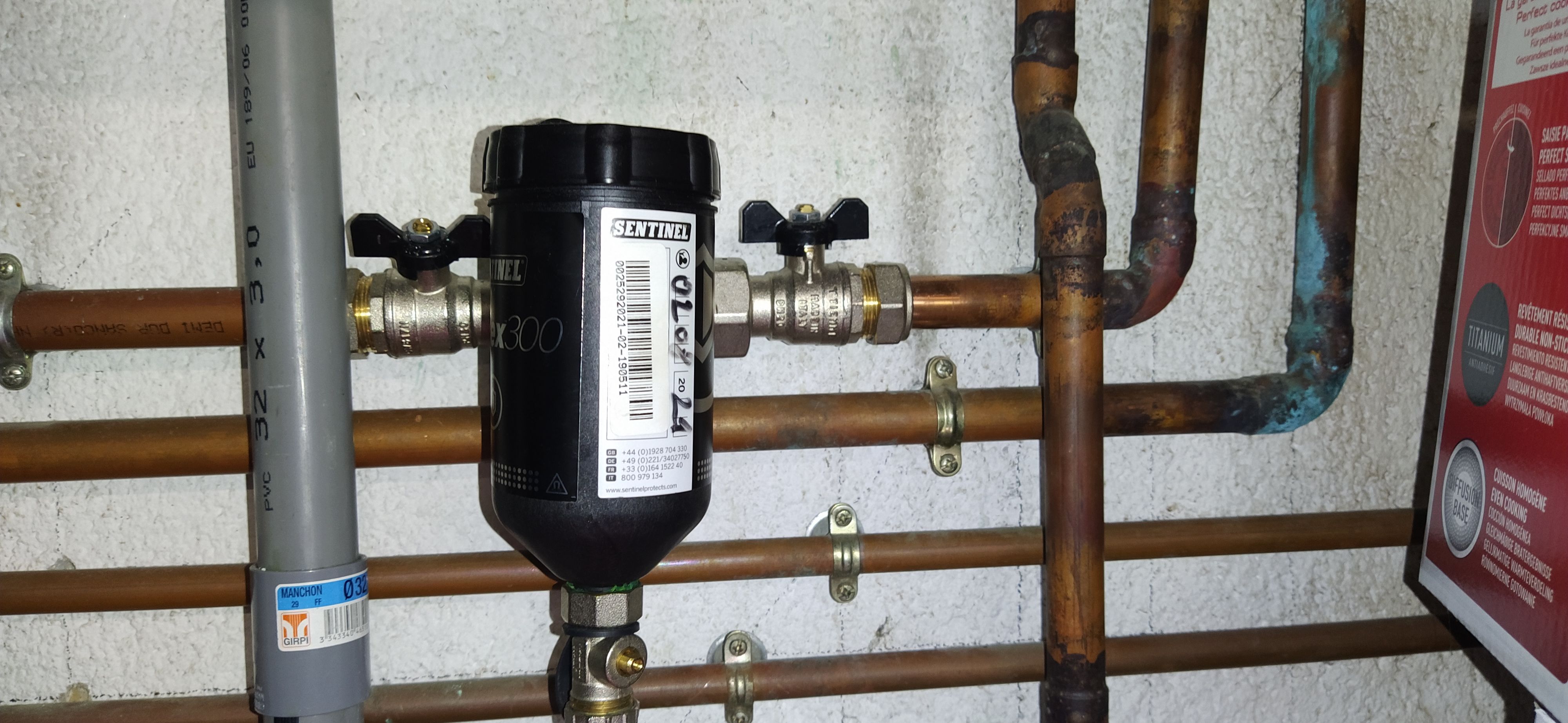 Pot à boue magnétique installé sur le retour du circuit de chauffage