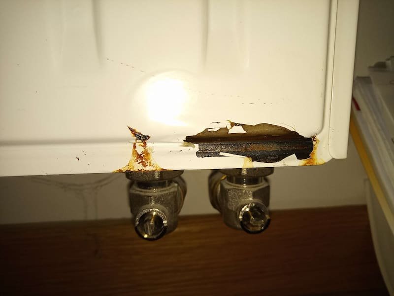 Radiateur de chauffage attaqué et fragilisé par la corrosion interne
