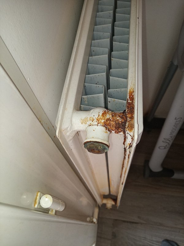 Radiateur percé par la corrosion liée aux boues