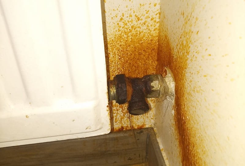 Radiateur en acier percé par la corrosion interne et fuite d'eau noire