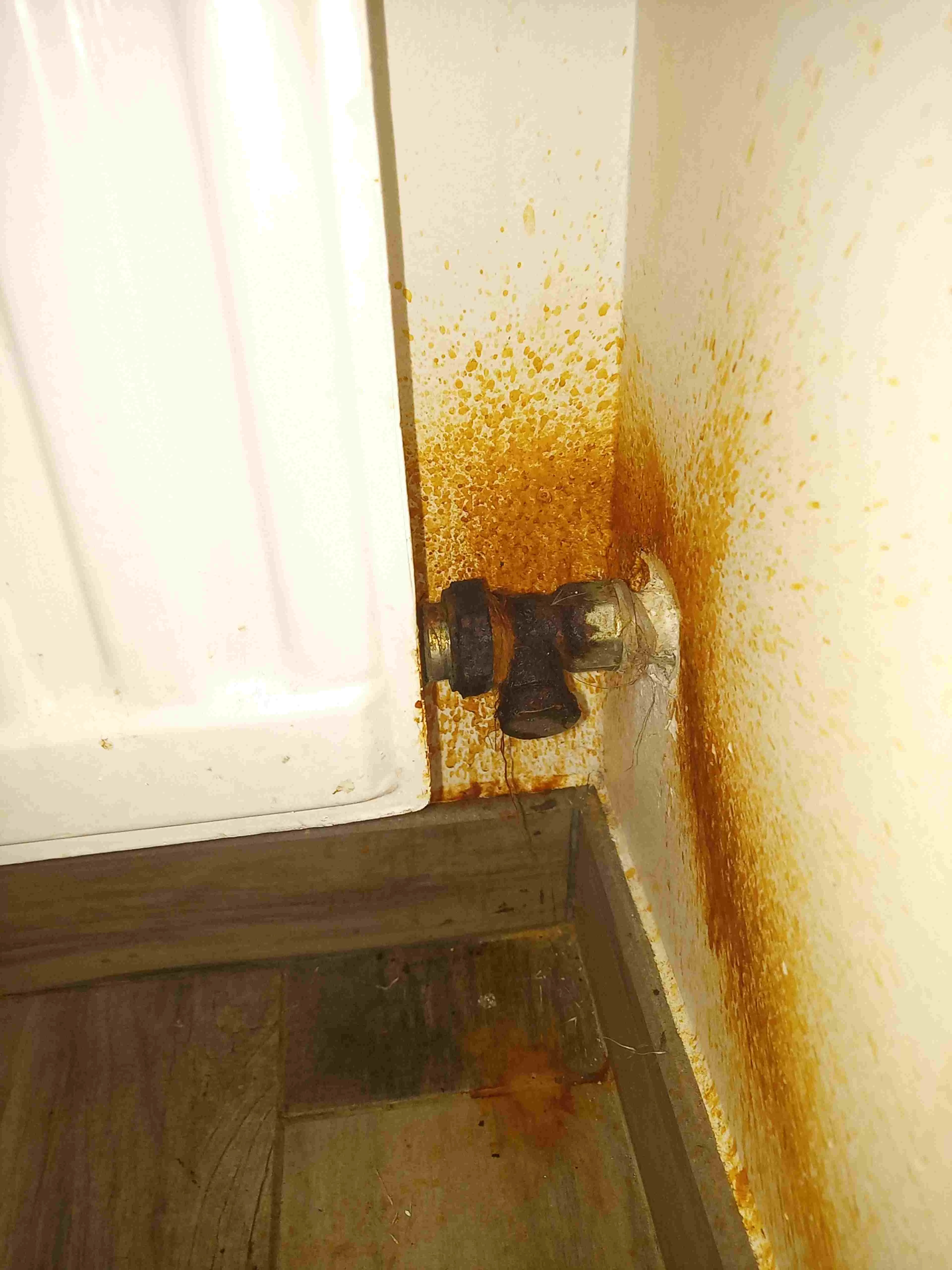 Radiateur percé par la corrosion liée aux boues