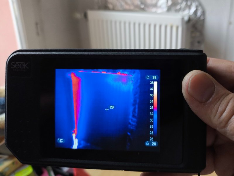 Radiateur emboué vu à la caméra thermique : chaud en haut et froid en bas