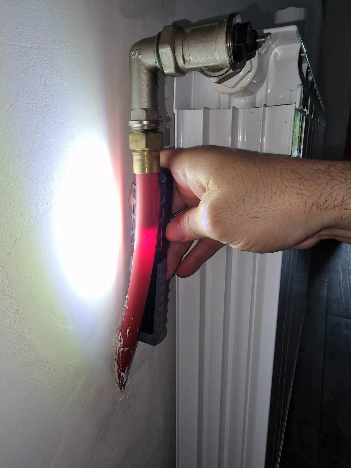 Tuyau de chauffage fortement obstrué par les boues